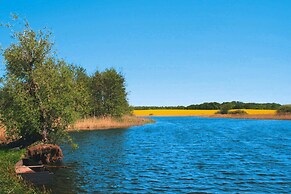 Bungalow am See mit Ruderboot in Klein Labenz