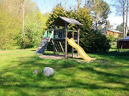 Bungalow am See mit Ruderboot in Klein Labenz