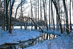 Bungalow am See mit Ruderboot in Klein Labenz