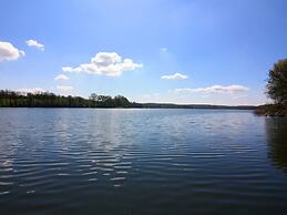 Bungalow am See mit Ruderboot in Klein Labenz