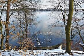 Bungalow am See mit Ruderboot in Klein Labenz