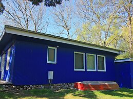 Bungalow am See mit Ruderboot in Klein Labenz