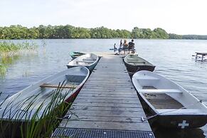 Bungalow am See mit Ruderboot in Klein Labenz