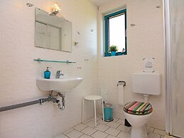 Bungalow am See mit Ruderboot in Klein Labenz