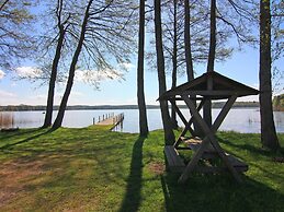 Bungalow am See mit Ruderboot in Klein Labenz