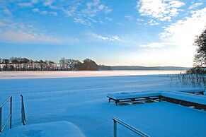 Bungalow am See mit Ruderboot in Klein Labenz