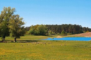 Bungalow am See mit Ruderboot in Klein Labenz