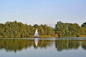 Bungalow am See mit Ruderboot in Klein Labenz