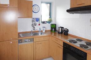 Bungalow am See mit Ruderboot in Klein Labenz