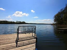 Bungalow am See mit Ruderboot in Klein Labenz