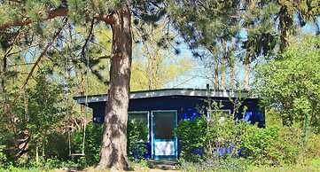 Bungalow am See mit Ruderboot in Klein Labenz