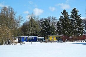 Bungalow am See mit Ruderboot in Klein Labenz