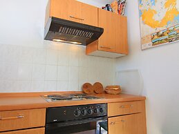 Bungalow am See mit Ruderboot in Klein Labenz