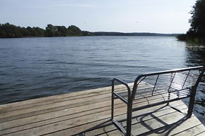 Bungalow am See mit Ruderboot in Klein Labenz