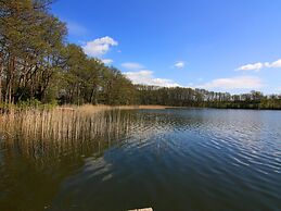 Bungalow am See mit Ruderboot in Klein Labenz