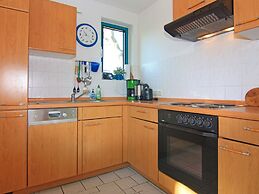 Bungalow am See mit Ruderboot in Klein Labenz