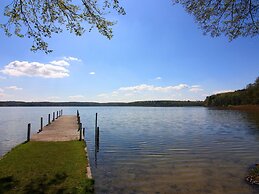 Bungalow am See mit Ruderboot in Klein Labenz
