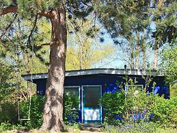 Bungalow am See mit Ruderboot in Klein Labenz