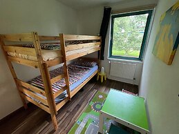 Bungalow am See mit Ruderboot in Klein Labenz