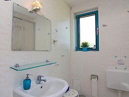 Bungalow am See mit Ruderboot in Klein Labenz