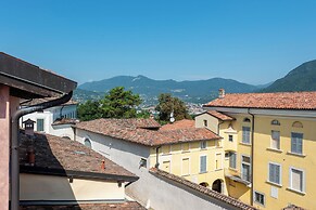 Bruno House Lakeview & Shared Pool