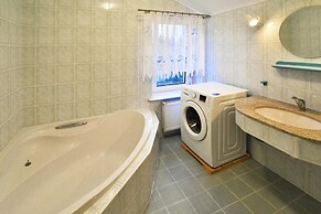 Comfortable House by the Lake, Insko