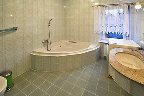 Comfortable House by the Lake, Insko