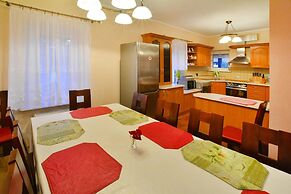 Comfortable House by the Lake, Insko