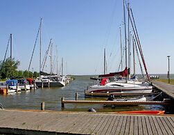 Doppelhaushaelfte am Hafen von Neuendorf
