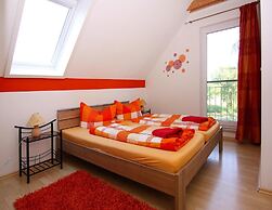 Doppelhaushaelfte am Hafen von Neuendorf