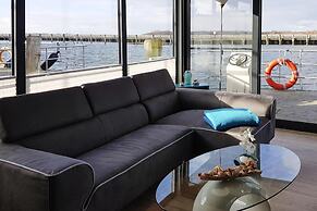 Hausboot Floating House Leni in Ribnitz-damgarten