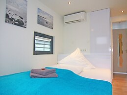 Hausboot Floating House Leni in Ribnitz-damgarten