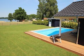 Ferienhaus mit Pool und Sauna am Duemmer See
