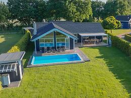 Ferienhaus mit Pool und Sauna am Duemmer See