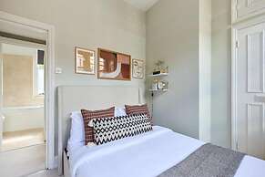 The Putney Classic - Trendy 2bdr Flat