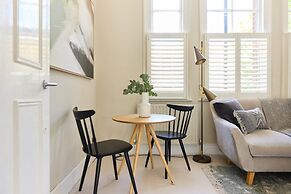 The Putney Classic - Trendy 2bdr Flat