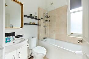 The Putney Classic - Trendy 2bdr Flat