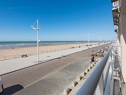 Nevada 101 With top Location Right on the Beach