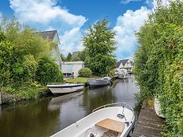 Holiday Home Directly on the Zuidlaardermeer