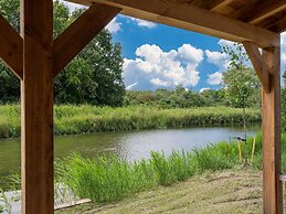 Tranquil Lakeside Stay