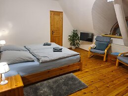 Beautiful Flat in a Thatched Farmhouse