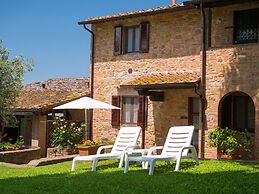 Montaione Charm: Spacious Haven