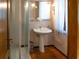 Montaione Charm: Spacious Haven