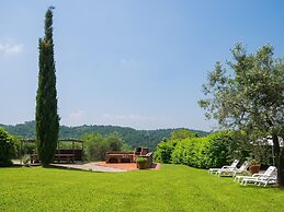 Montaione Charm: Spacious Haven