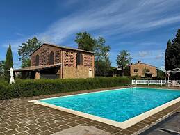 Romantic House in Tuscany With Pool Views