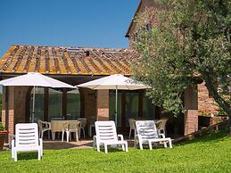 Romantic House in Tuscany With Pool Views