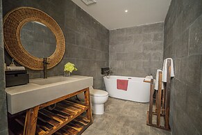 Signature Beachside Condotel Nha Trang