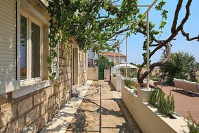 Hedera Estate, Hedera A8