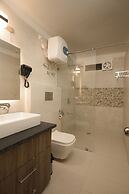 Oakwood Forest Retreat