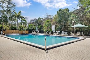 Bayfront Townhouse Located In The Lush Tropical Setting Of Rock Harbor